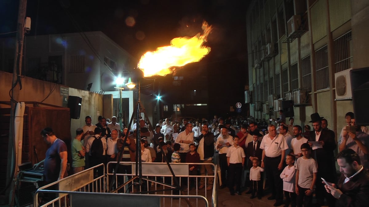 מירון של פתח תקוה: ההדלקה בחסידות מישקולץ