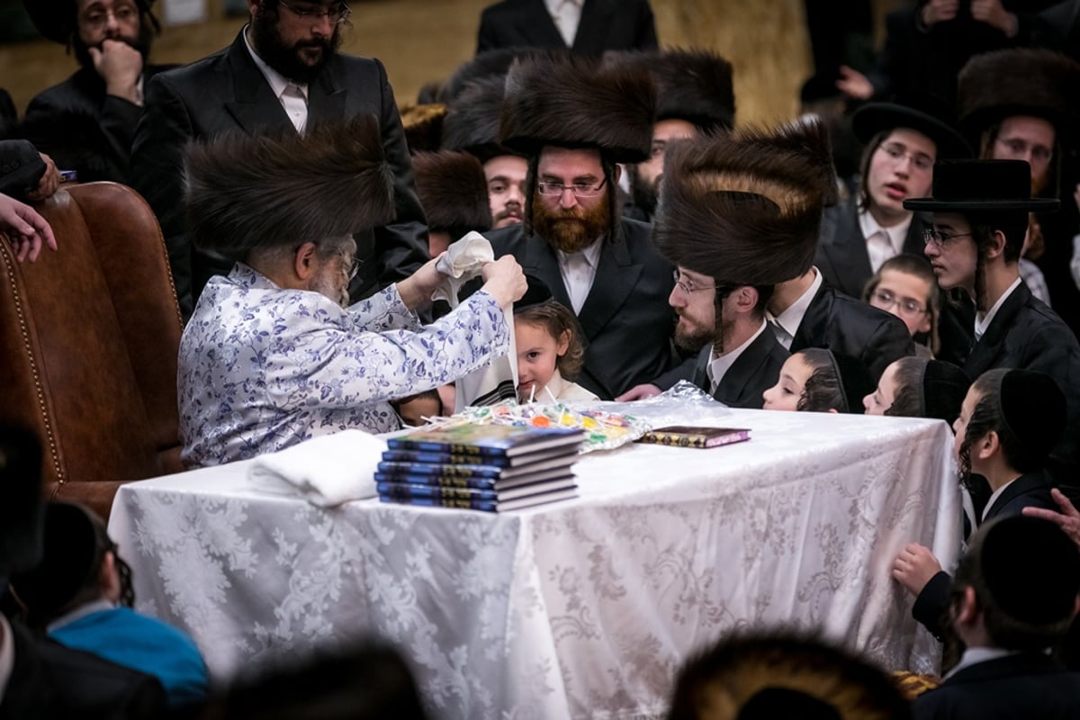 תיעוד ענק: רבבות חגגו ל"ג בעומר עם הרבי מסאטמר