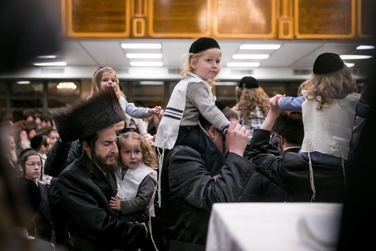 תיעוד ענק: רבבות חגגו ל"ג בעומר עם הרבי מסאטמר