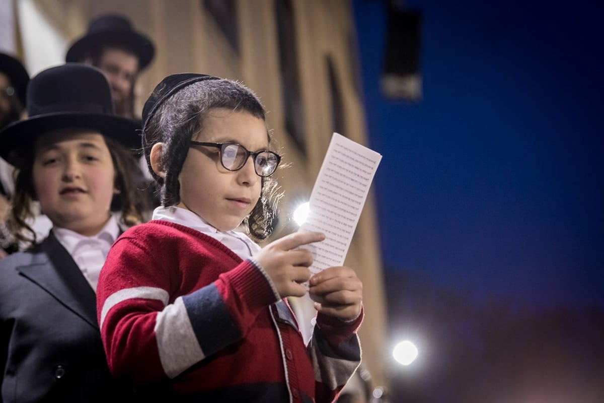 תיעוד ענק: רבבות חגגו ל"ג בעומר עם הרבי מסאטמר