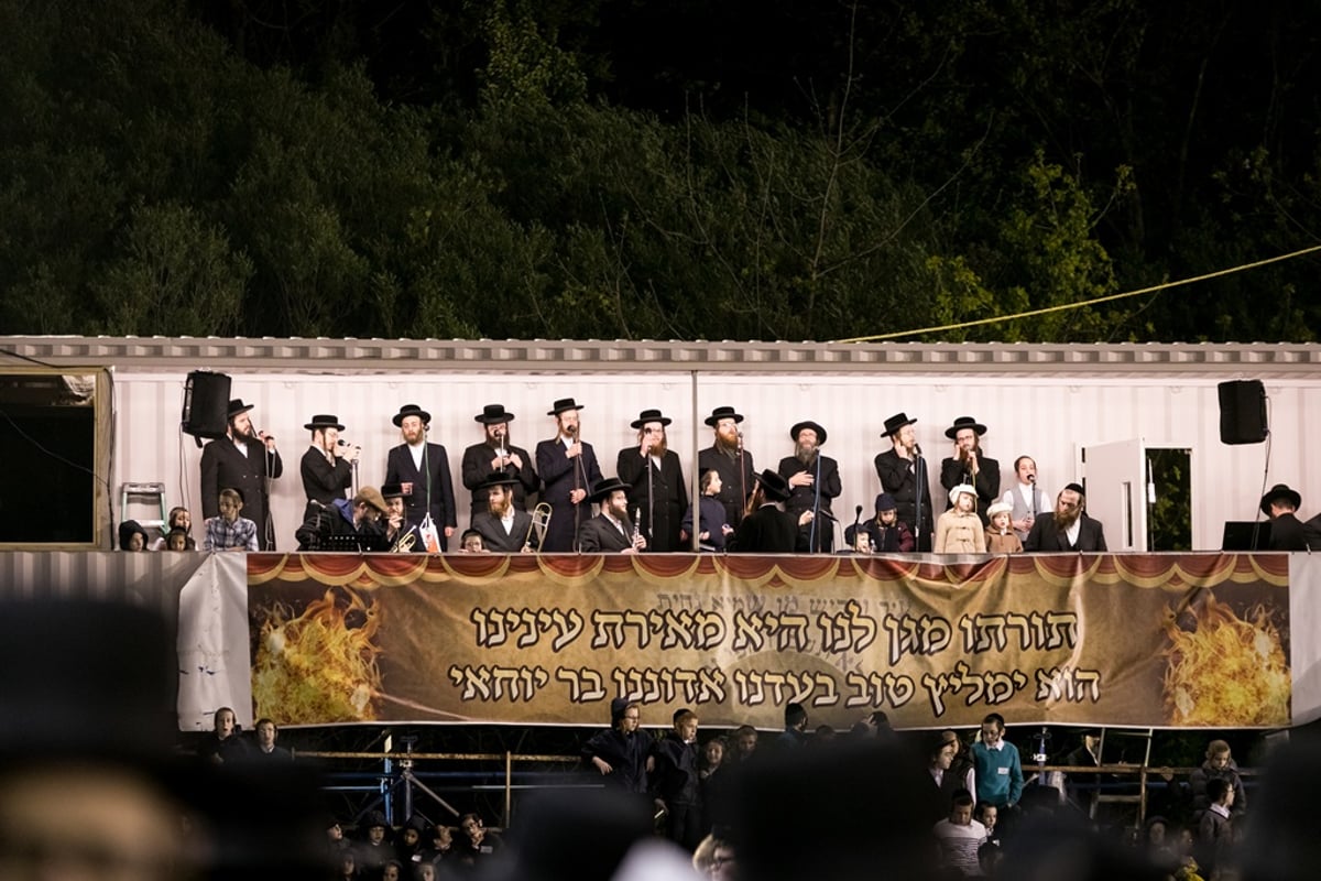 תיעוד ענק: רבבות חגגו ל"ג בעומר עם הרבי מסאטמר