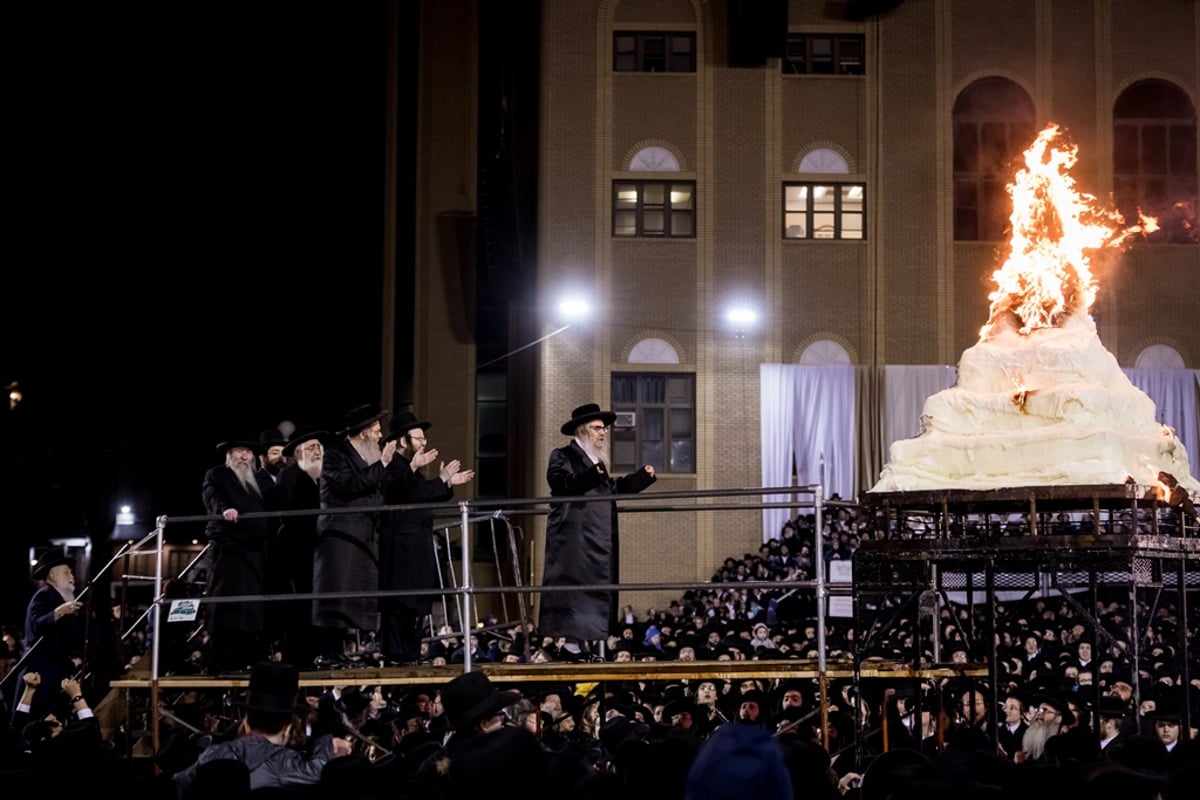 תיעוד ענק: רבבות חגגו ל"ג בעומר עם הרבי מסאטמר