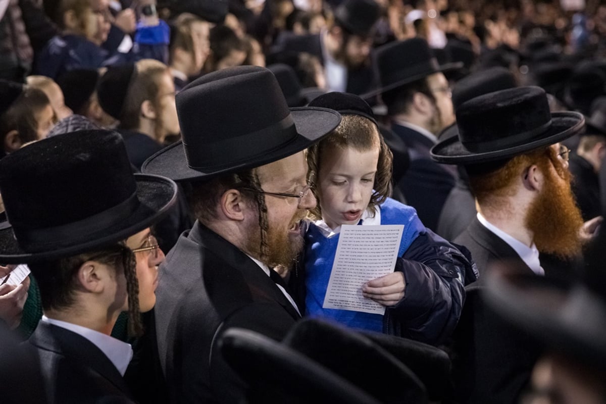 תיעוד ענק: רבבות חגגו ל"ג בעומר עם הרבי מסאטמר