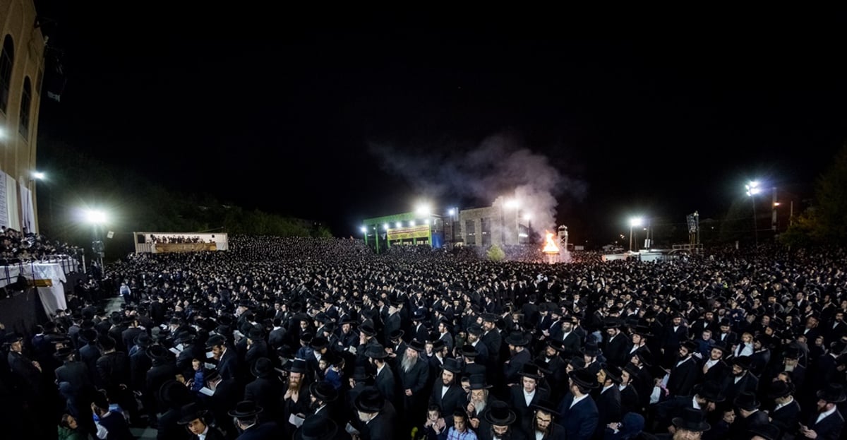 תיעוד ענק: רבבות חגגו ל"ג בעומר עם הרבי מסאטמר