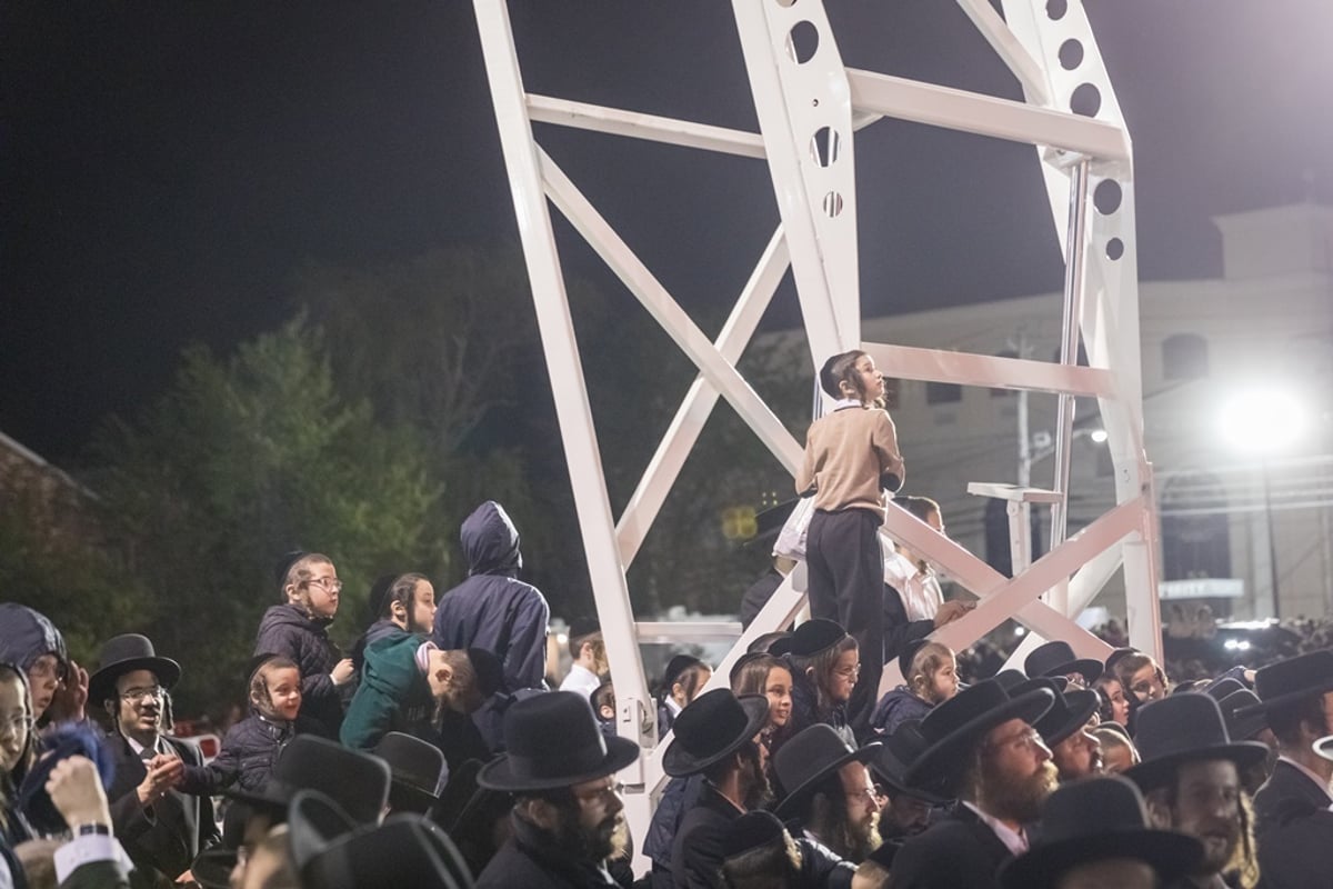 תיעוד ענק: רבבות חגגו ל"ג בעומר עם הרבי מסאטמר