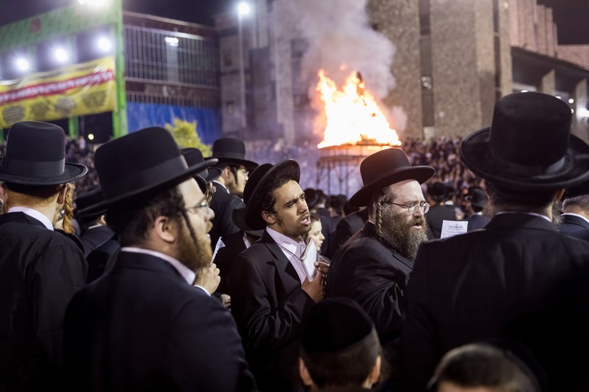 תיעוד ענק: רבבות חגגו ל"ג בעומר עם הרבי מסאטמר