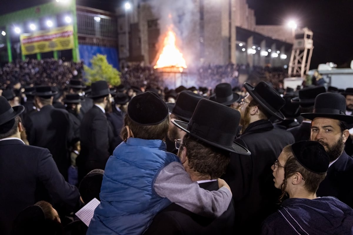 תיעוד ענק: רבבות חגגו ל"ג בעומר עם הרבי מסאטמר