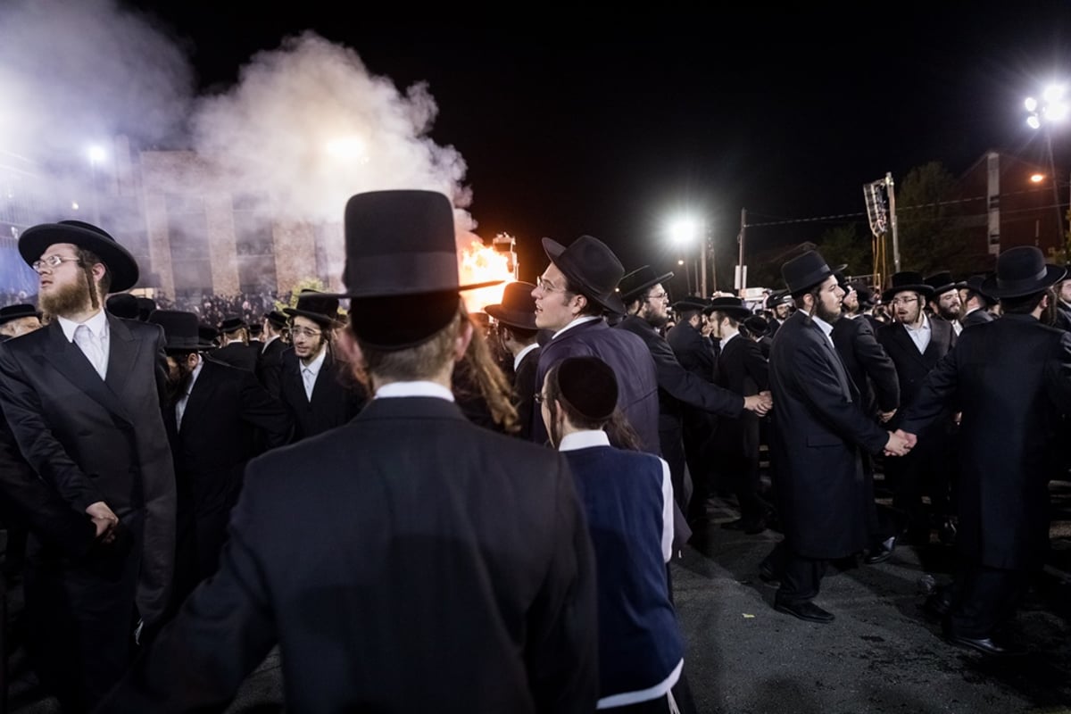 תיעוד ענק: רבבות חגגו ל"ג בעומר עם הרבי מסאטמר