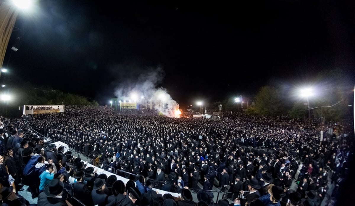 תיעוד ענק: רבבות חגגו ל"ג בעומר עם הרבי מסאטמר