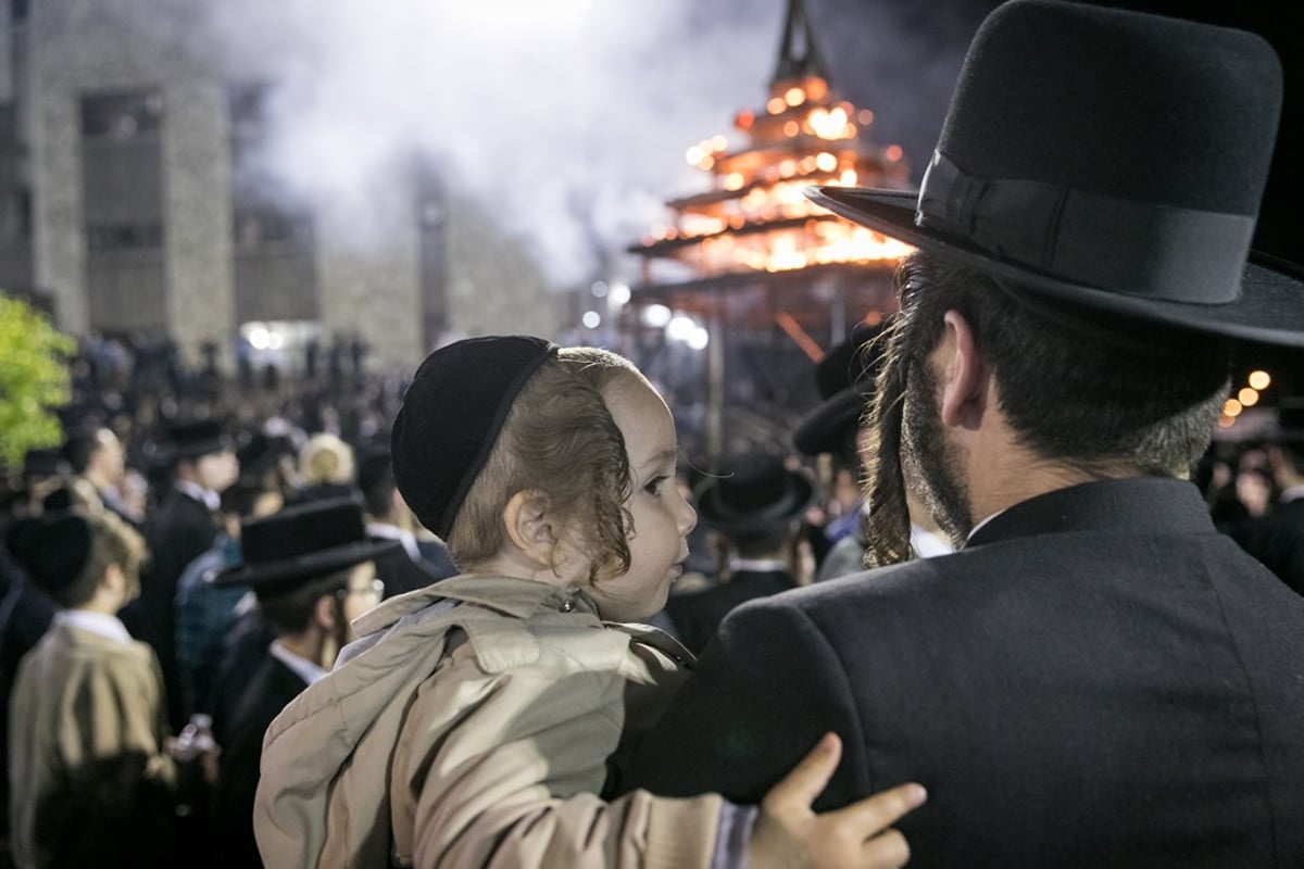 תיעוד ענק: רבבות חגגו ל"ג בעומר עם הרבי מסאטמר