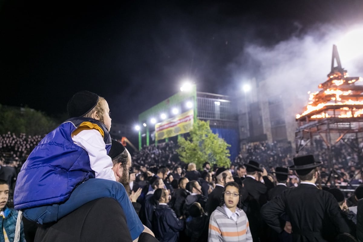 תיעוד ענק: רבבות חגגו ל"ג בעומר עם הרבי מסאטמר