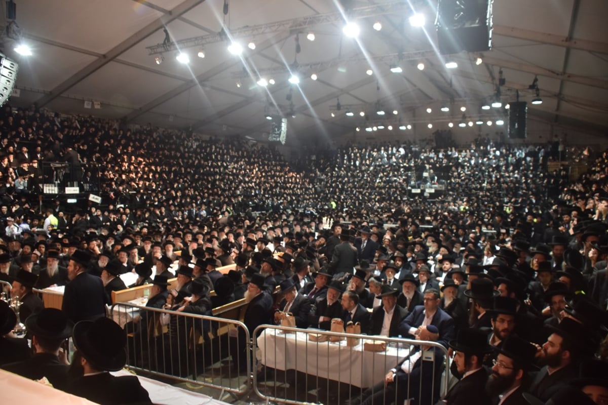 אלפים בטיש ל"ג בעומר של האדמו"ר מבעלזא • צפו