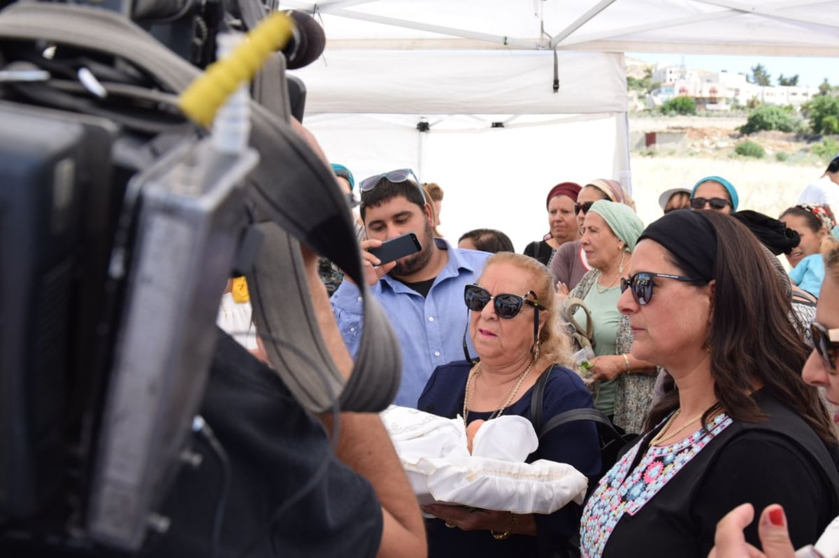 מרגש: ברית לנכד במקום בו נרצח הסב. צפו