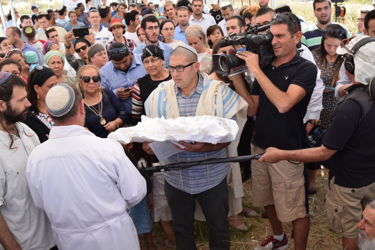 מרגש: ברית לנכד במקום בו נרצח הסב. צפו