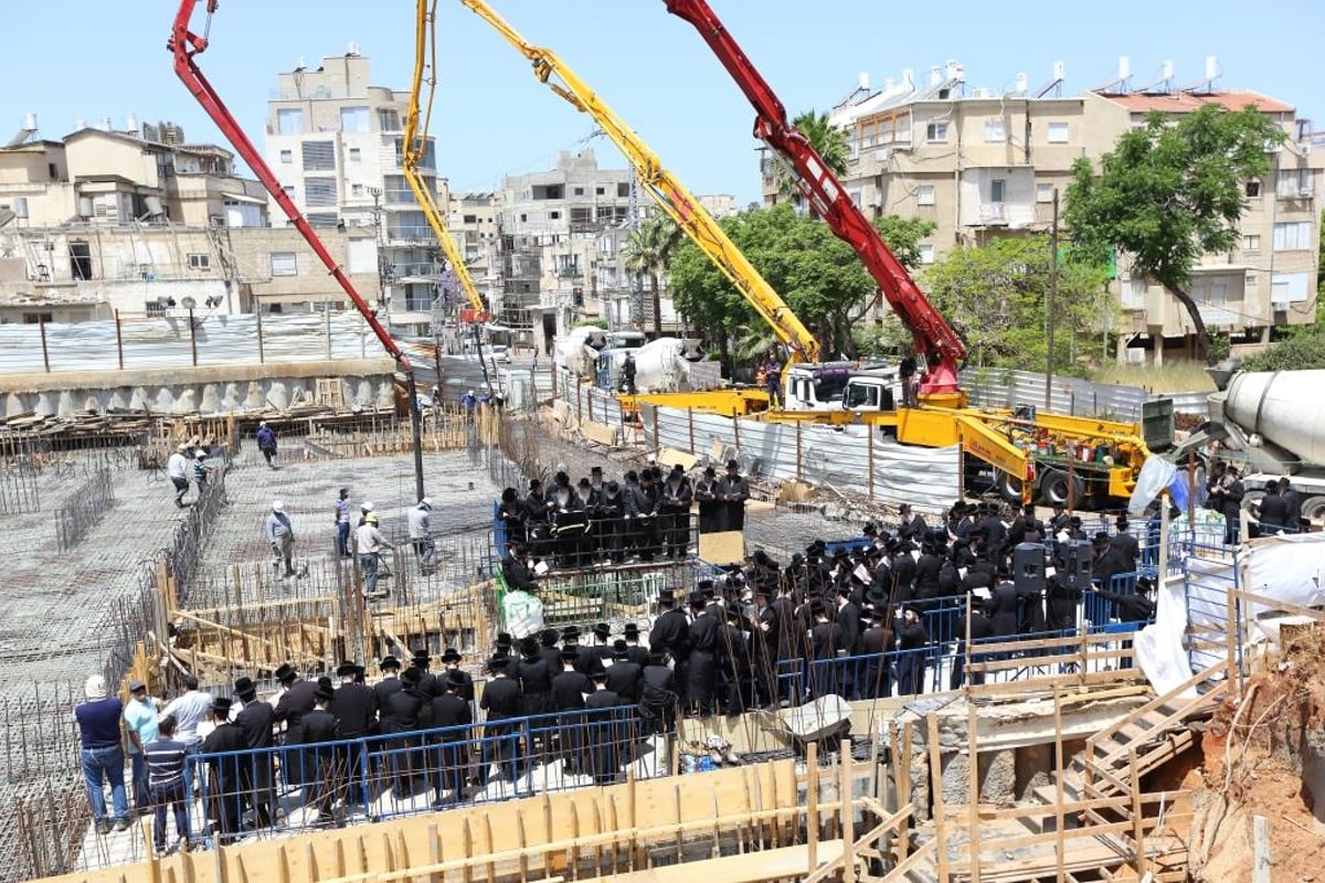 יציקת ביהמ"ד הגדול של מכנובקא-בעלזא - במעמד האדמו"ר • צפו