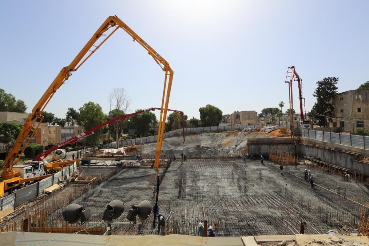 יציקת ביהמ"ד הגדול של מכנובקא-בעלזא - במעמד האדמו"ר • צפו