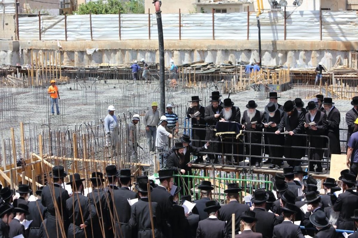 יציקת ביהמ"ד הגדול של מכנובקא-בעלזא - במעמד האדמו"ר • צפו