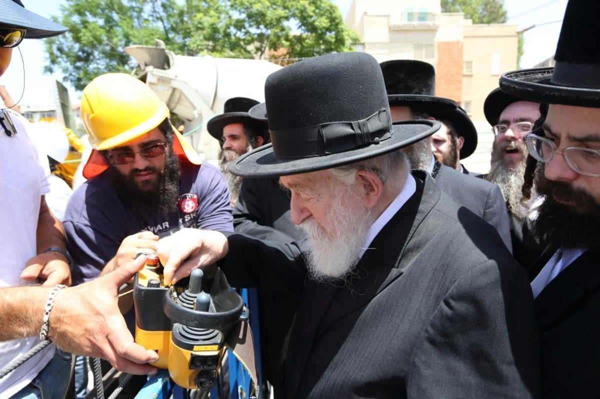 יציקת ביהמ"ד הגדול של מכנובקא-בעלזא - במעמד האדמו"ר • צפו