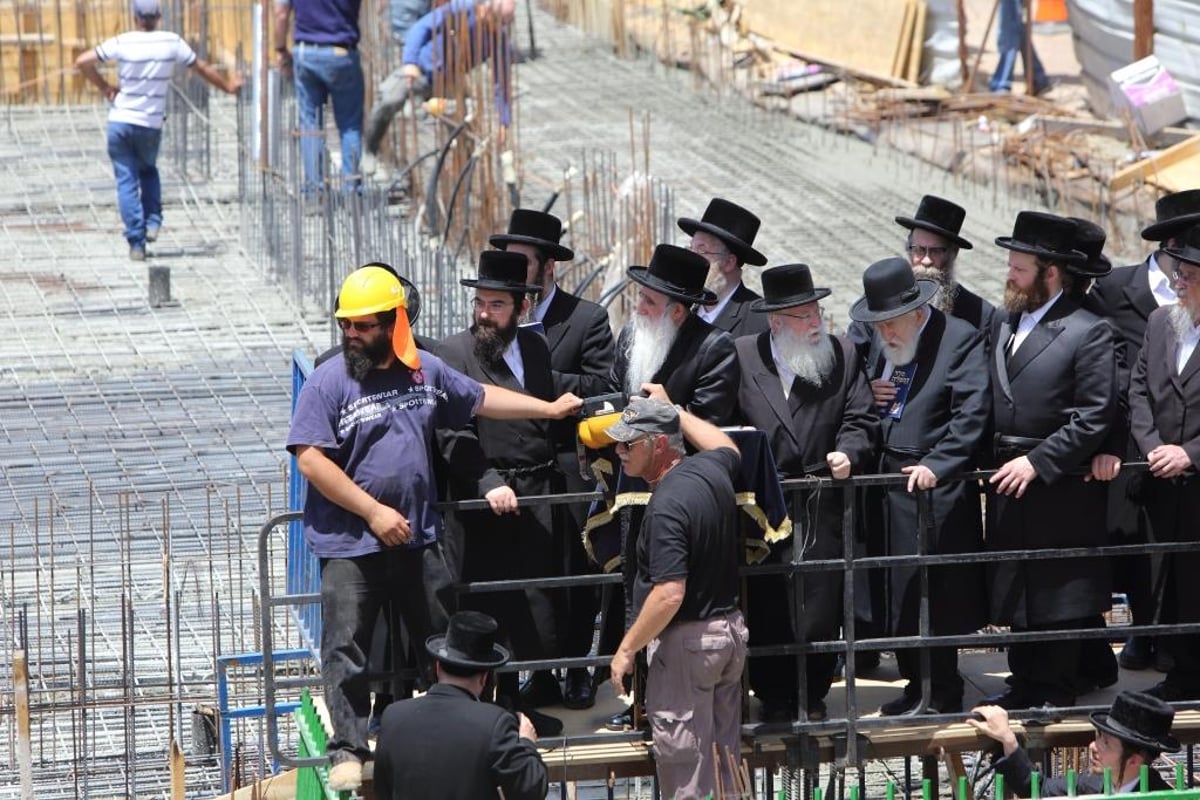 יציקת ביהמ"ד הגדול של מכנובקא-בעלזא - במעמד האדמו"ר • צפו