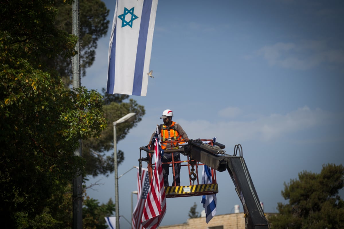 מגהצים את הדגל- ההכנות לביקור טראמפ