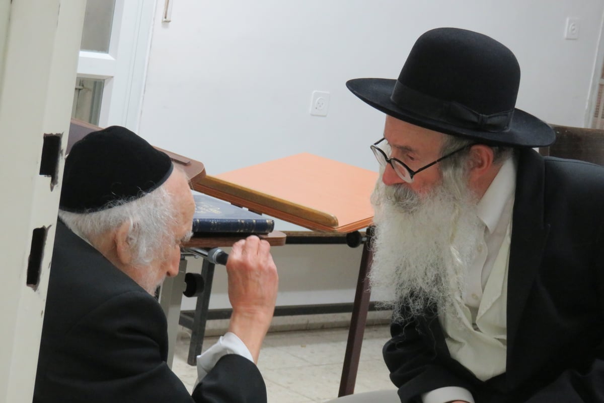 ניחום אבלים אצל הגר"ש אוירבך • צפו