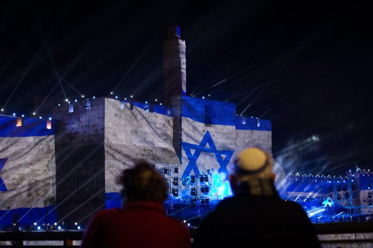 מופע אור קולי ורחפנים מסין • צפו בתיעוד