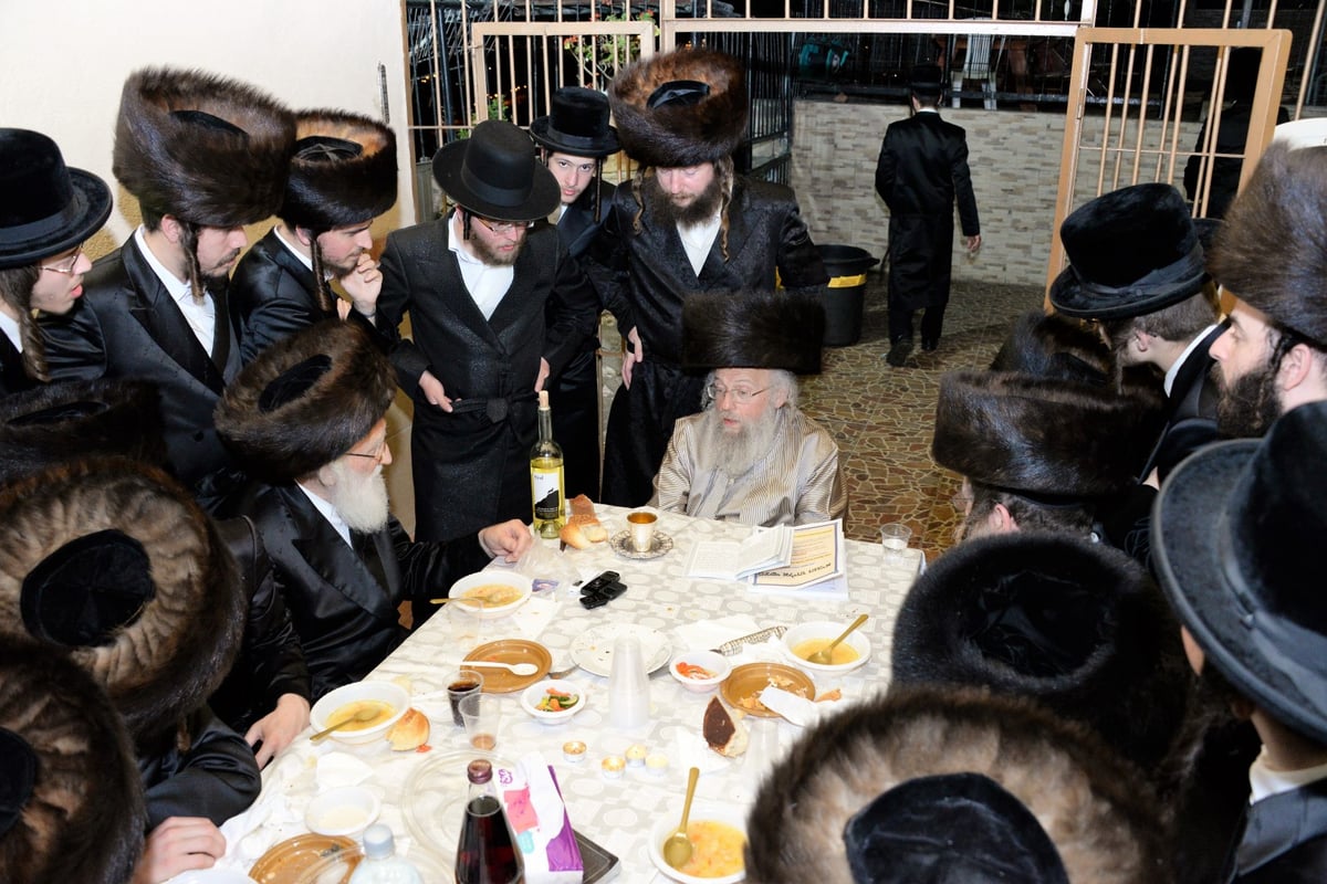 מלווה מלכה במערת אליהו עם האדמו"ר מפינסק קרלין. צפו