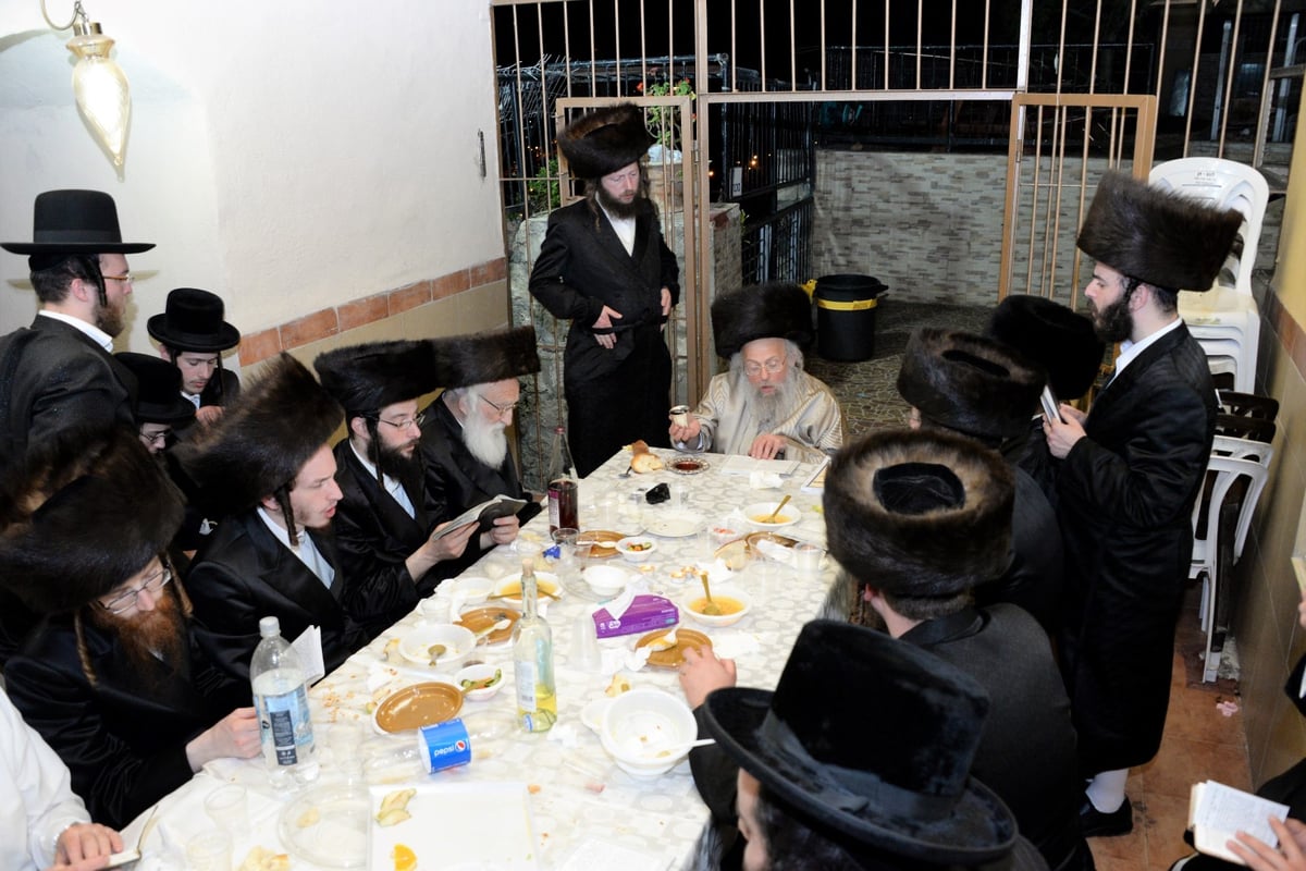 מלווה מלכה במערת אליהו עם האדמו"ר מפינסק קרלין. צפו