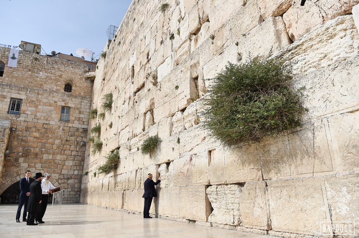 טראמפ ביקר בכותל; רעייתו ובתו התפללו בעזרת הנשים