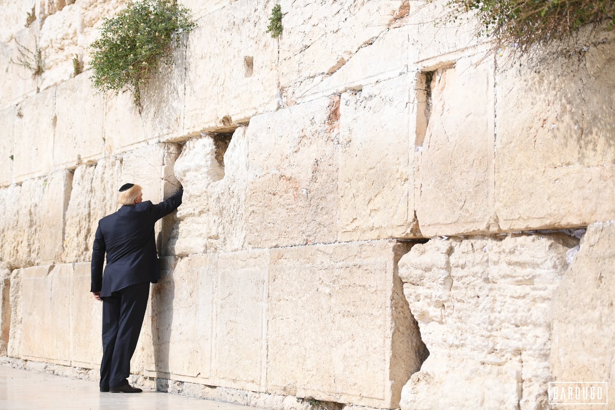 טראמפ ביקר בכותל; רעייתו ובתו התפללו בעזרת הנשים