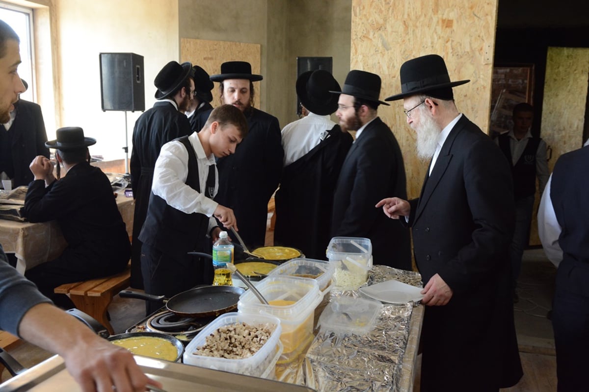 מסע האדמו"ר מסאטמר ומאות הנגידים. צפו