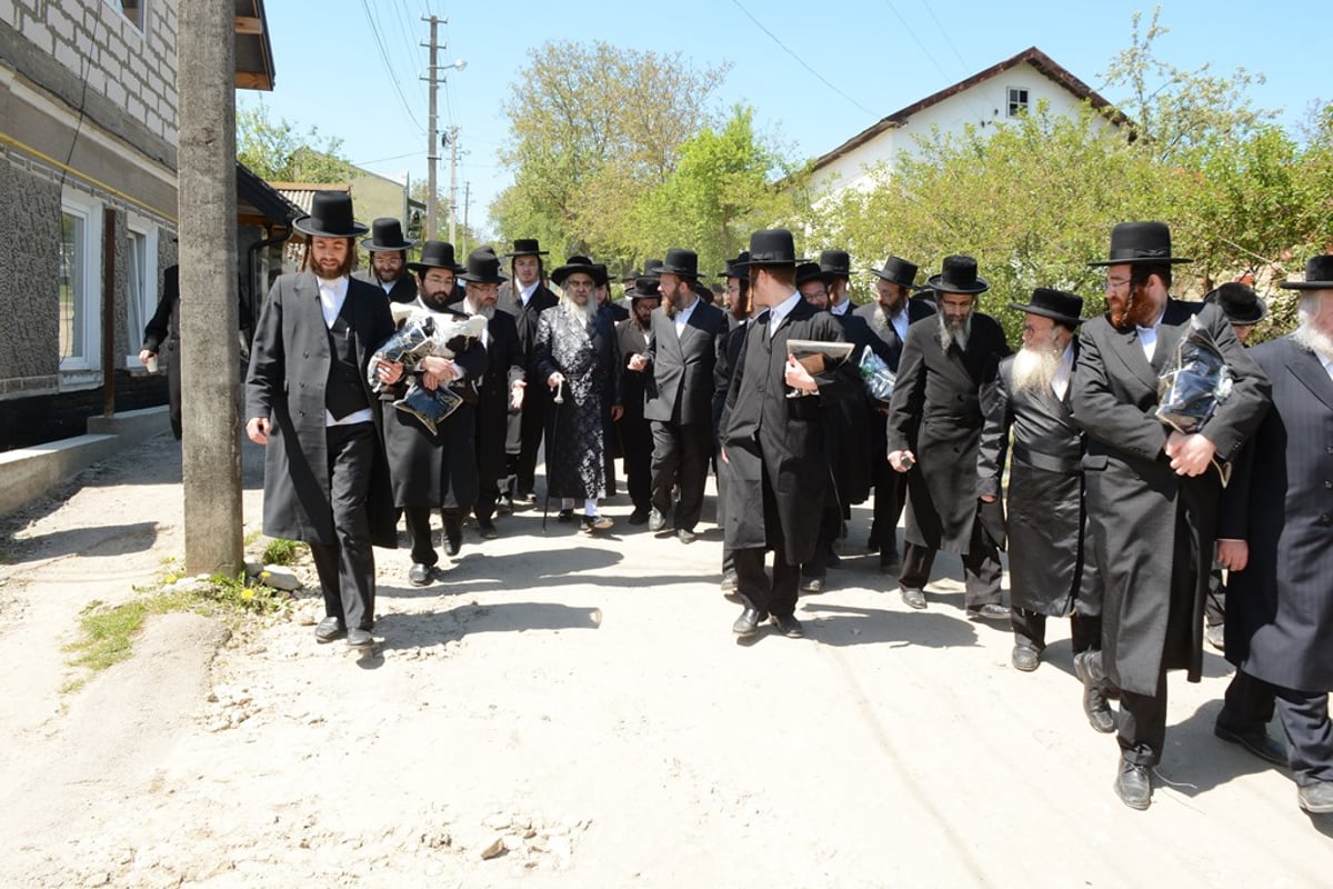 מסע האדמו"ר מסאטמר ומאות הנגידים. צפו