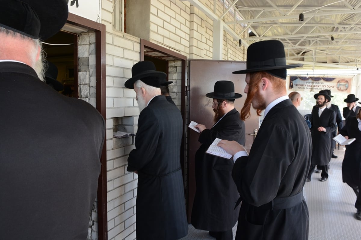 מסע האדמו"ר מסאטמר ומאות הנגידים. צפו