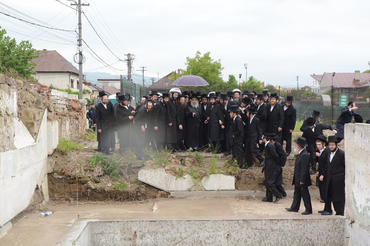 מסע האדמו"ר מסאטמר ומאות הנגידים. צפו