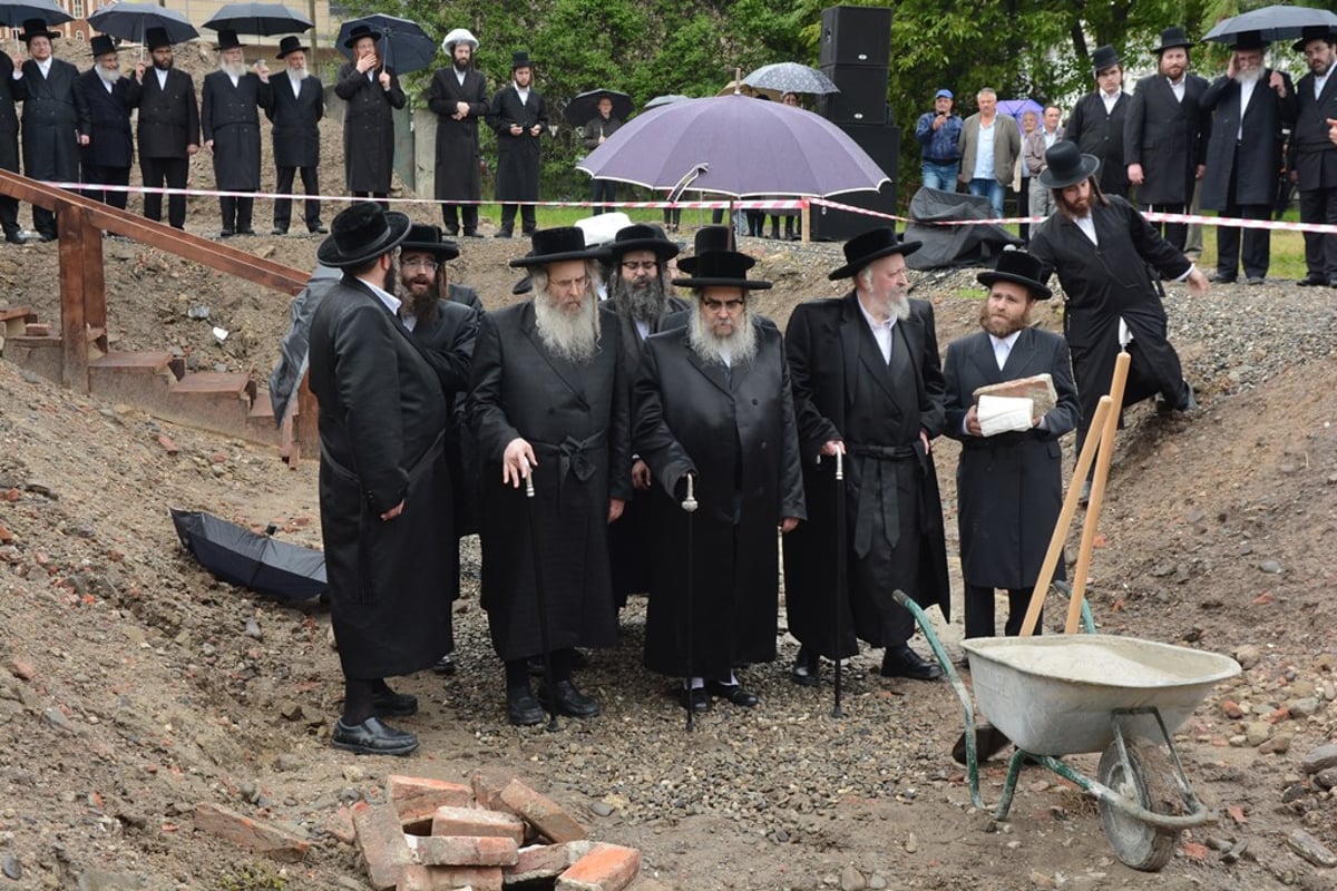 מסע האדמו"ר מסאטמר ומאות הנגידים. צפו