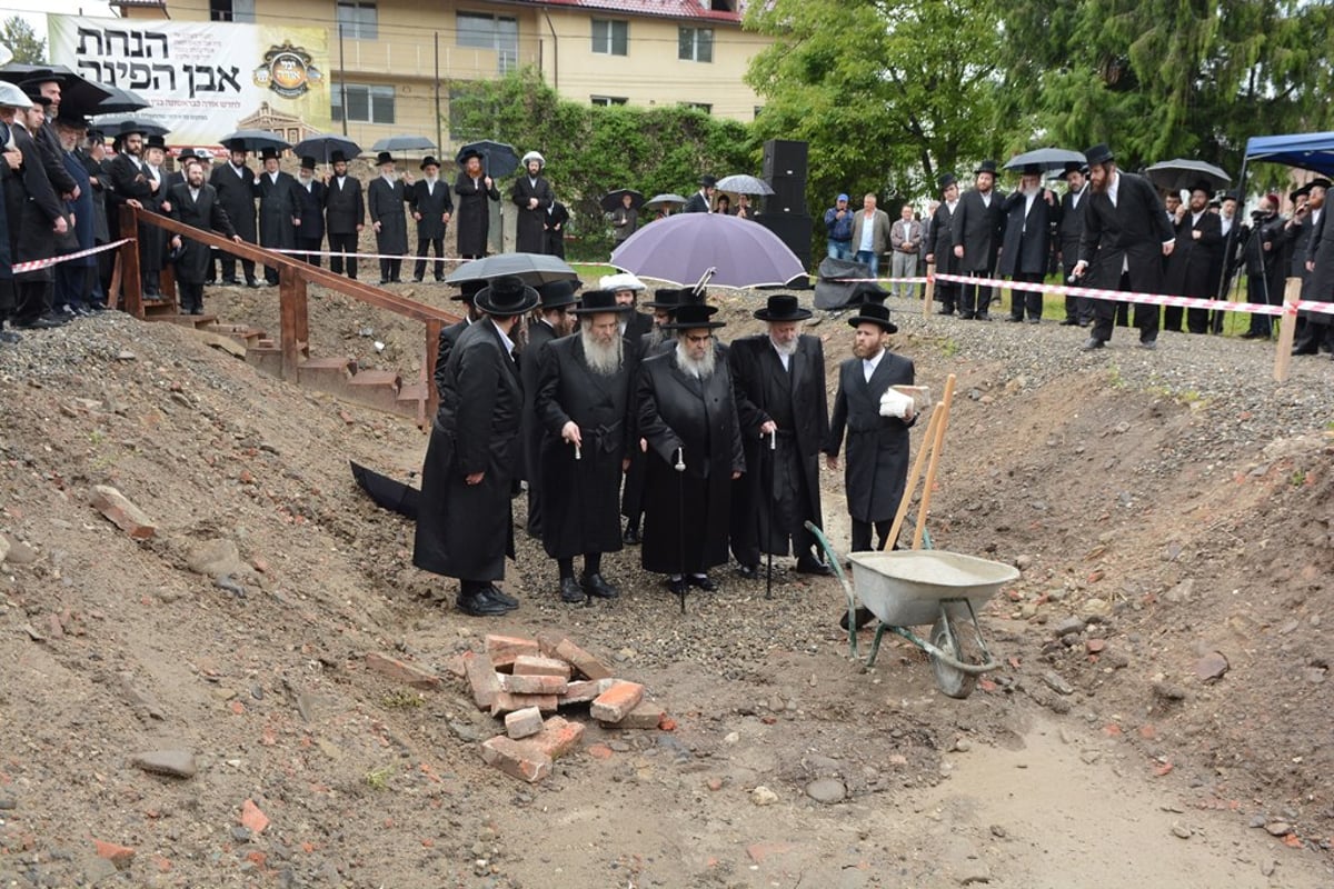 מסע האדמו"ר מסאטמר ומאות הנגידים. צפו