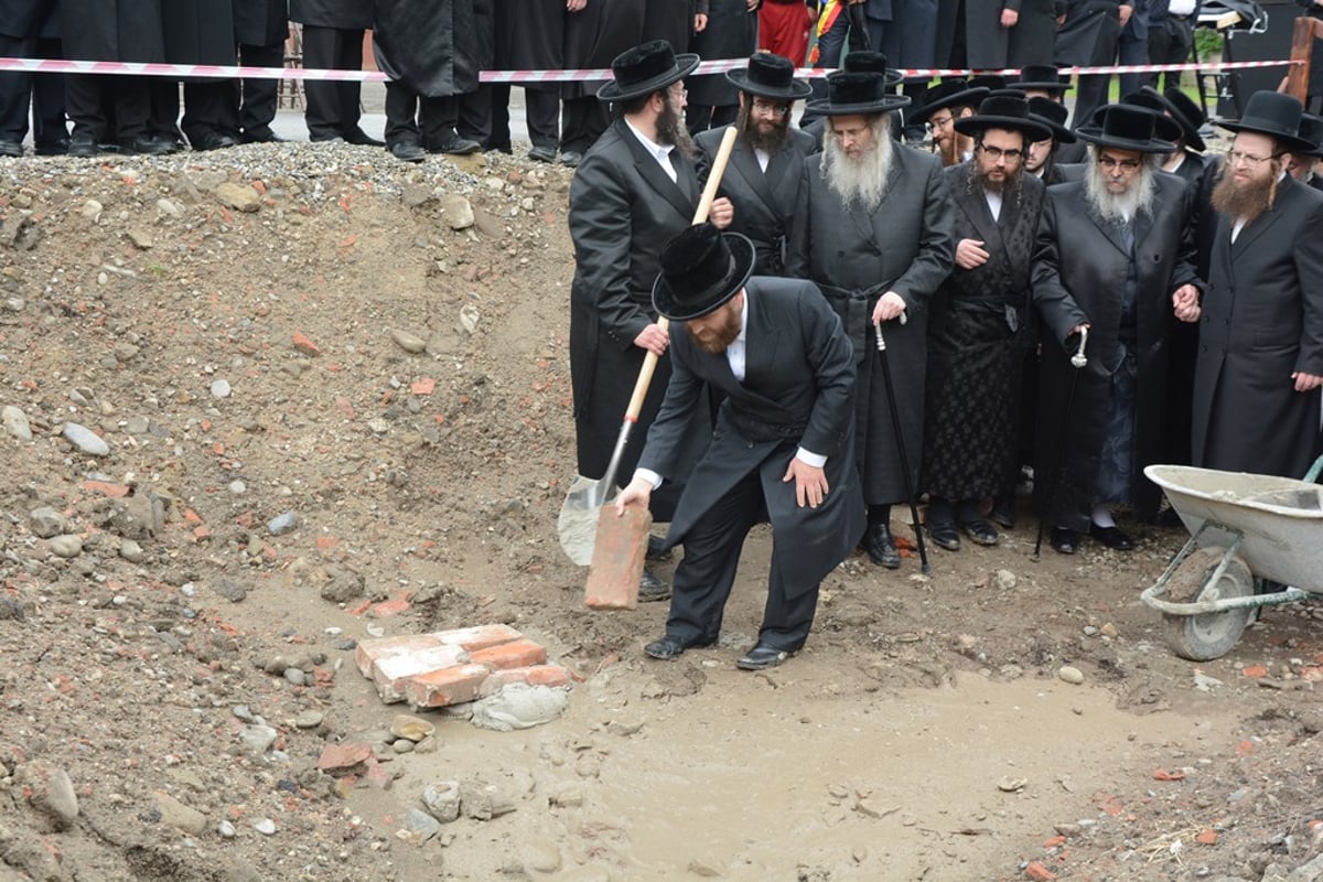 מסע האדמו"ר מסאטמר ומאות הנגידים. צפו