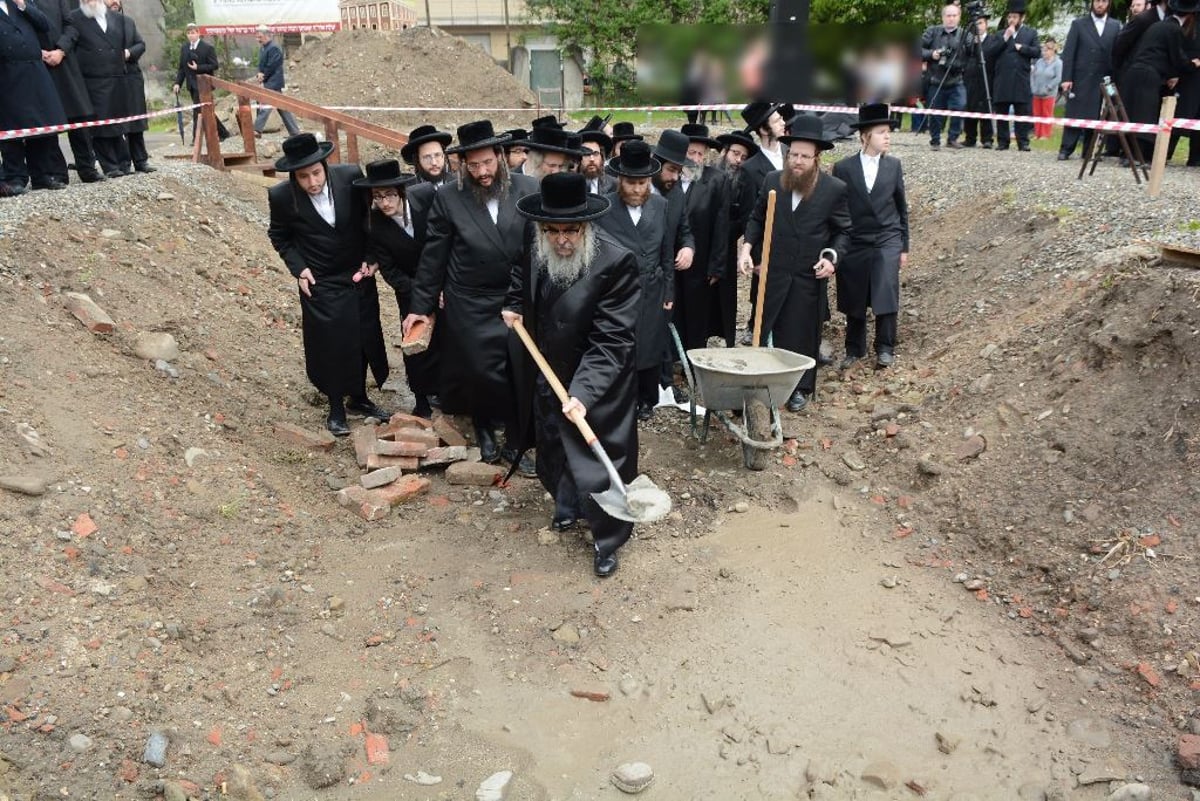 מסע האדמו"ר מסאטמר ומאות הנגידים. צפו