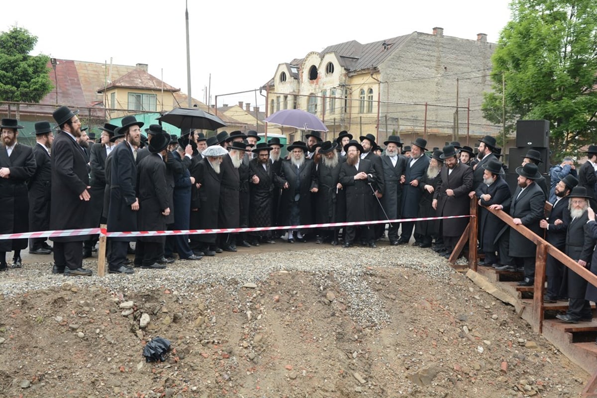 מסע האדמו"ר מסאטמר ומאות הנגידים. צפו