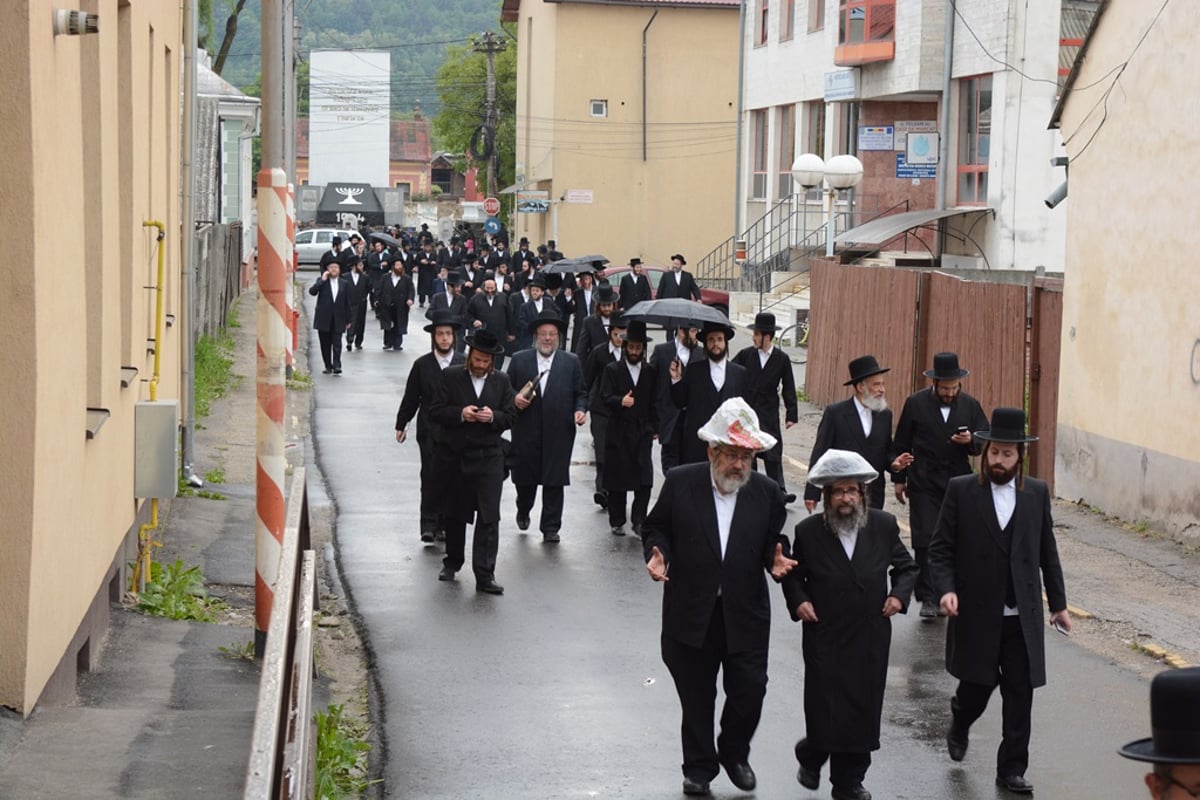 מסע האדמו"ר מסאטמר ומאות הנגידים. צפו