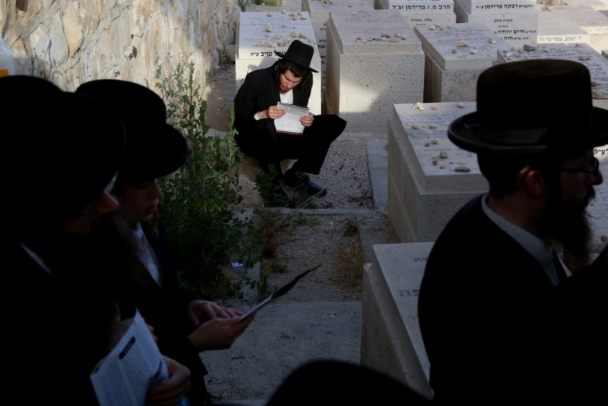 יארצייט לאדמו"ר מזוועהיל: המונים יצאו להר הזיתים