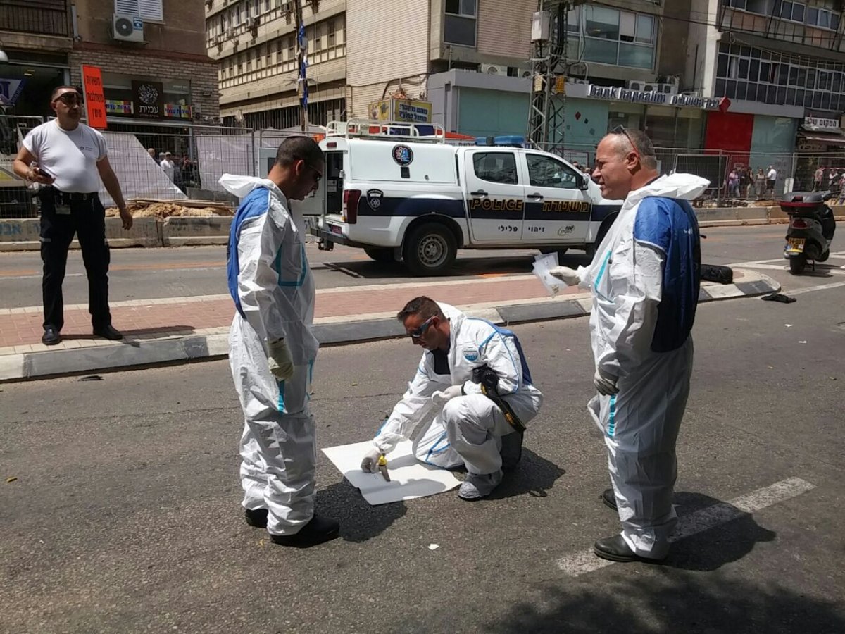 פיגוע דקירה בנתניה: שוטר ואזרחית נפצעו קל