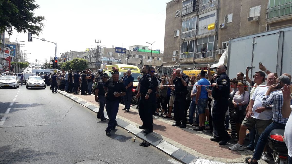 פיגוע דקירה בנתניה: שוטר ואזרחית נפצעו קל