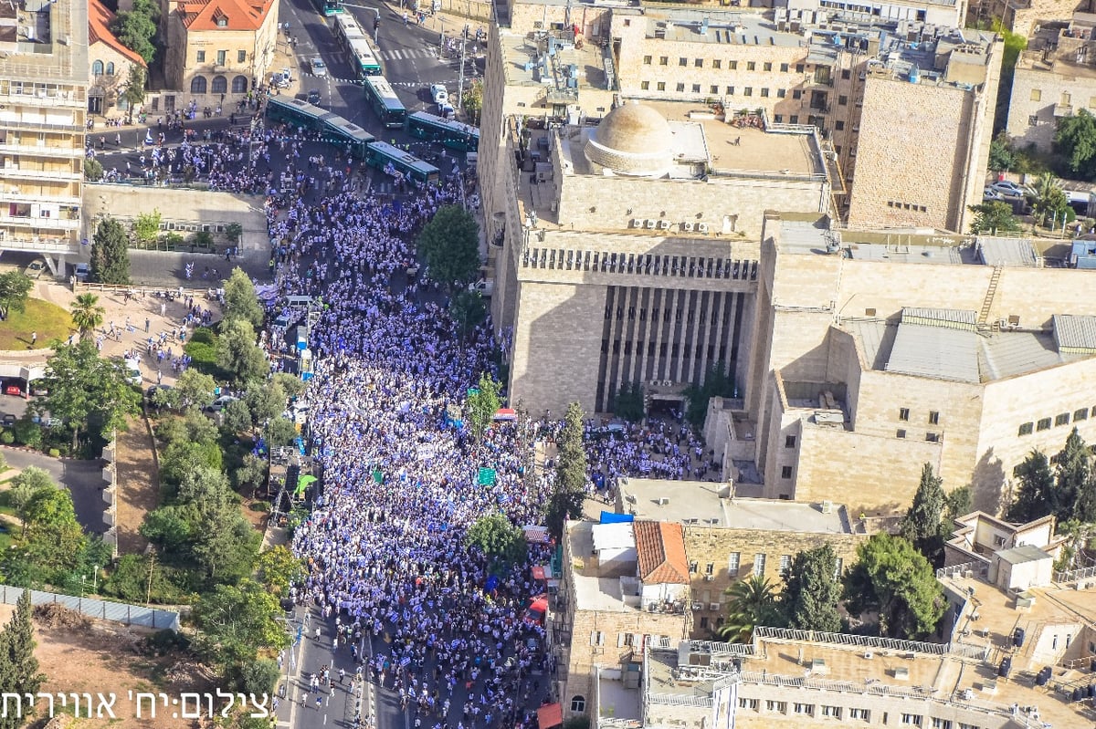 ריקוד הדגלים בשנה שעברה