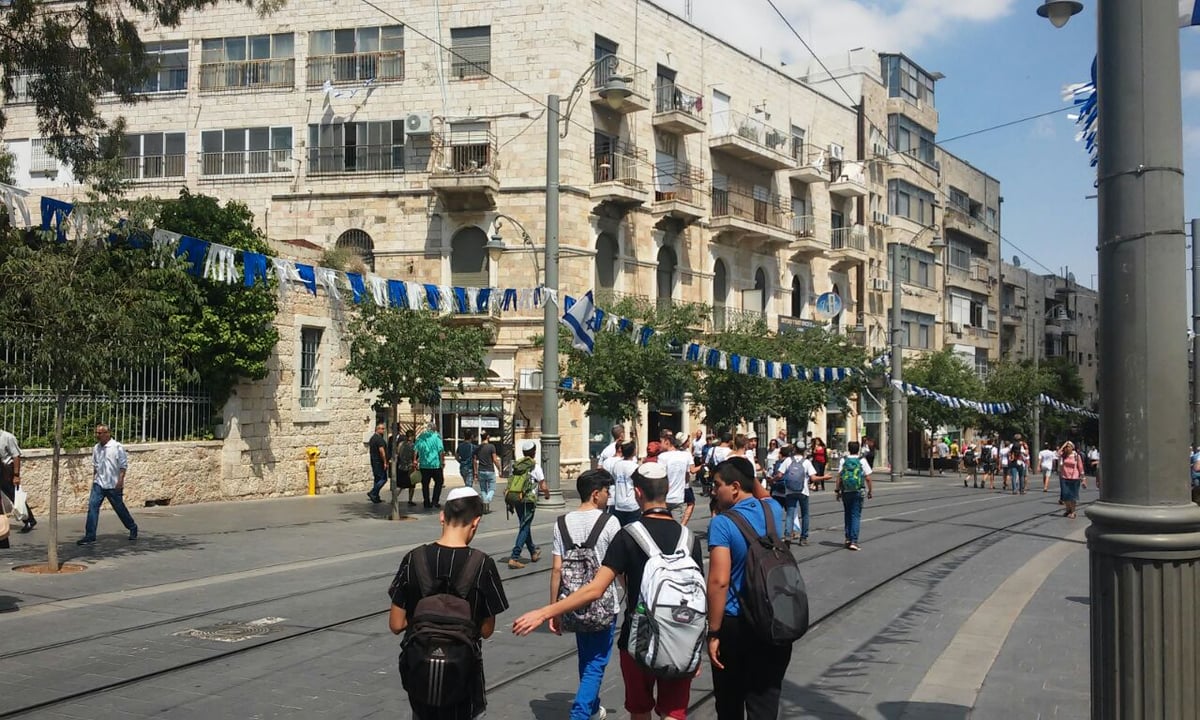 תאונה בין רוכב אופניים לשתי רכבות קלות