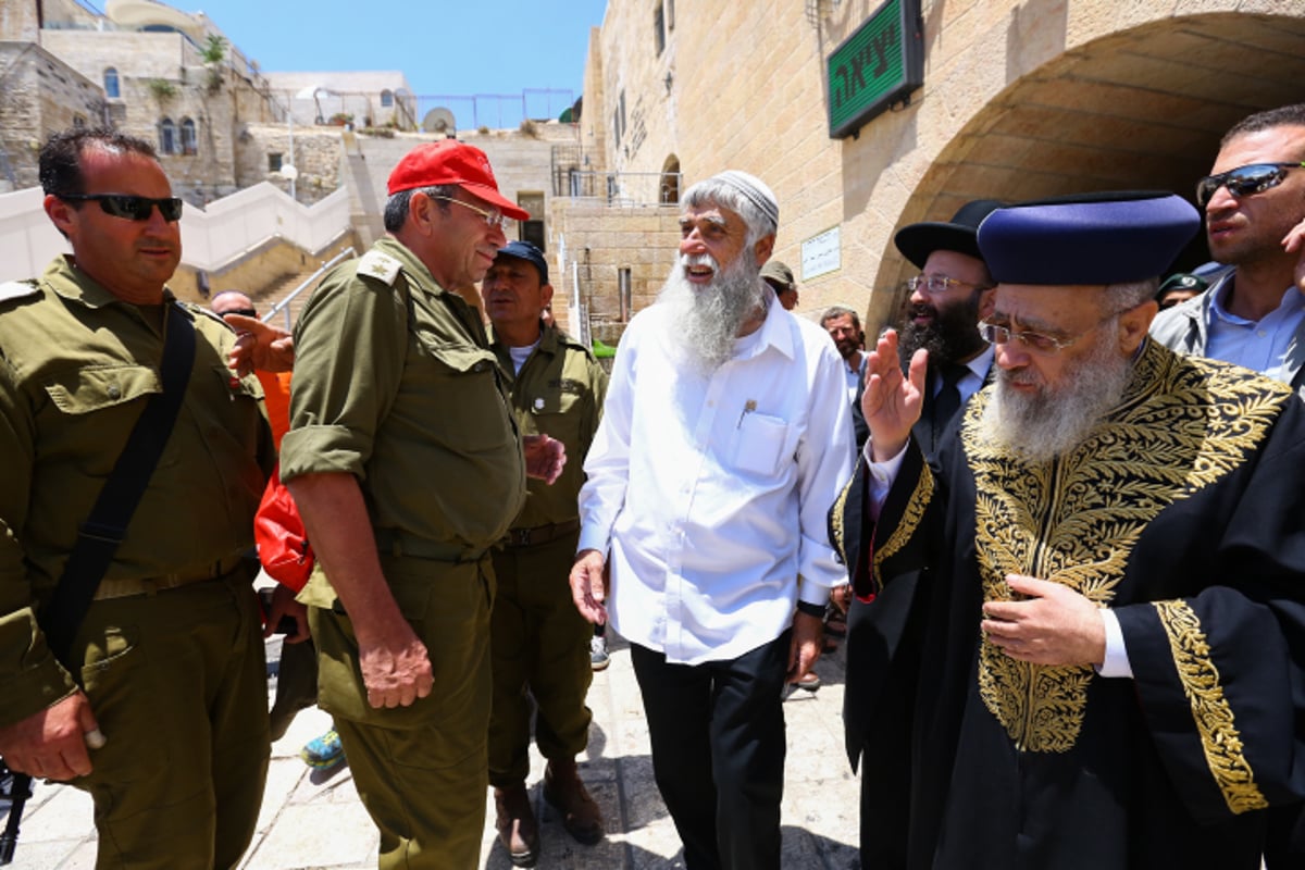 הראשל"צ מברך צנחנים שהשתתפו בשחרור הכותל