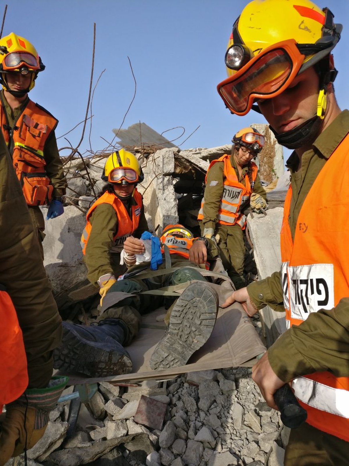 ממצלמת הלוחם: חילוץ לכודים מהריסות מבנה