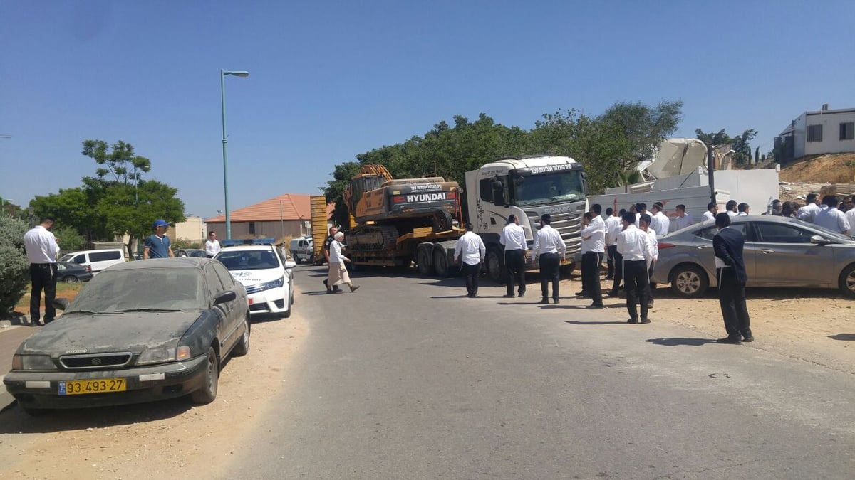 תלמידי הישיבה חסמו את כלי העבודה ופונו בידי המשטרה