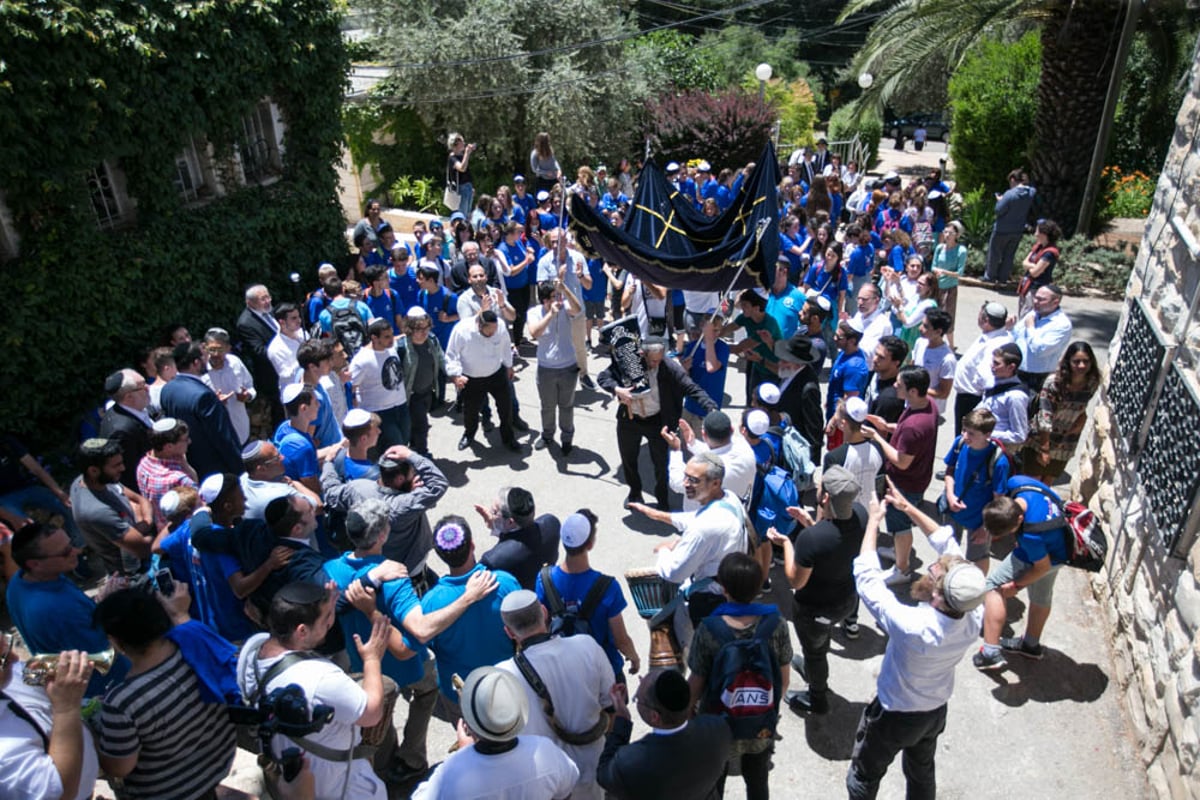 צפו: הכנסת ספר תורה ושירים חסידיים בבית הספר החילוני