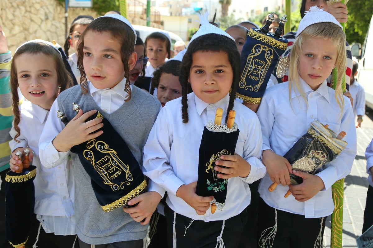 ילדי החיידר ערכו תהלוכת ספר תורה • צפו